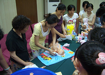 日。日本女人bb.com母婴育婴师培训婴儿护理实操